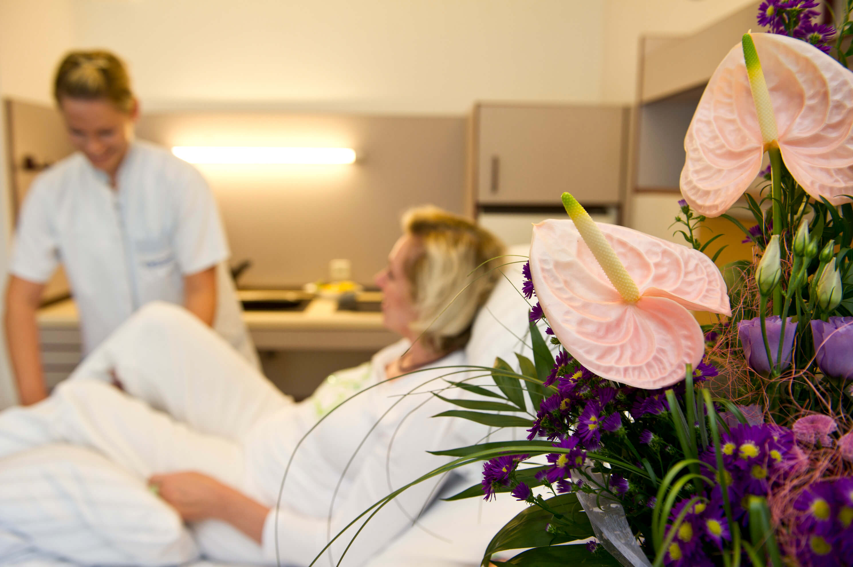 Ein freundliches und gemütliches Patientenzimmer in der KWA Klinik Stift Rottal. Ein freundliches und gemütliches Patientenzimmer in der KWA Klinik Stift Rottal.