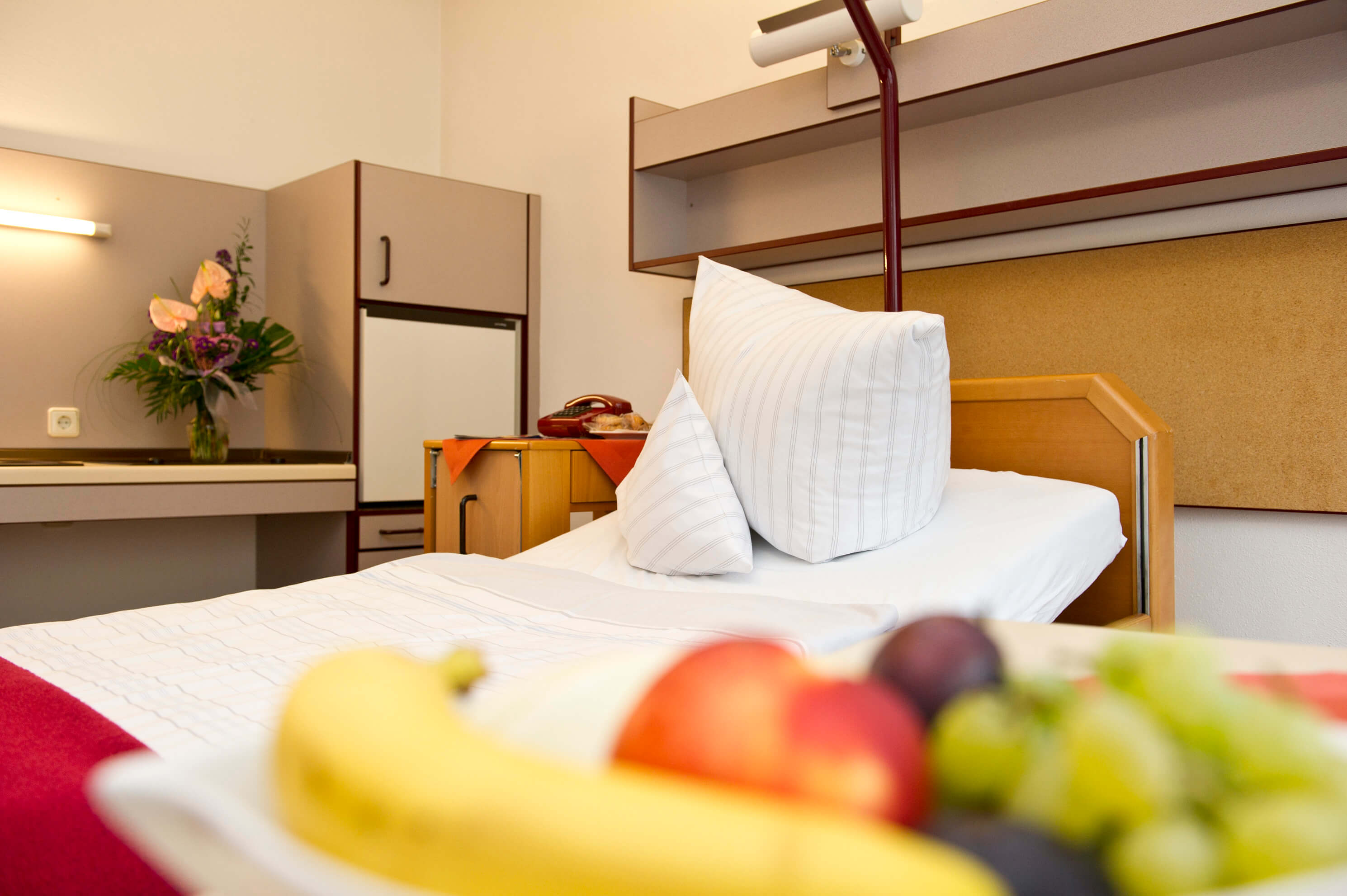 Ein freundliches und gemütliches Patientenzimmer in der KWA Klinik Stift Rottal. Ein freundliches und gemütliches Patientenzimmer in der KWA Klinik Stift Rottal.