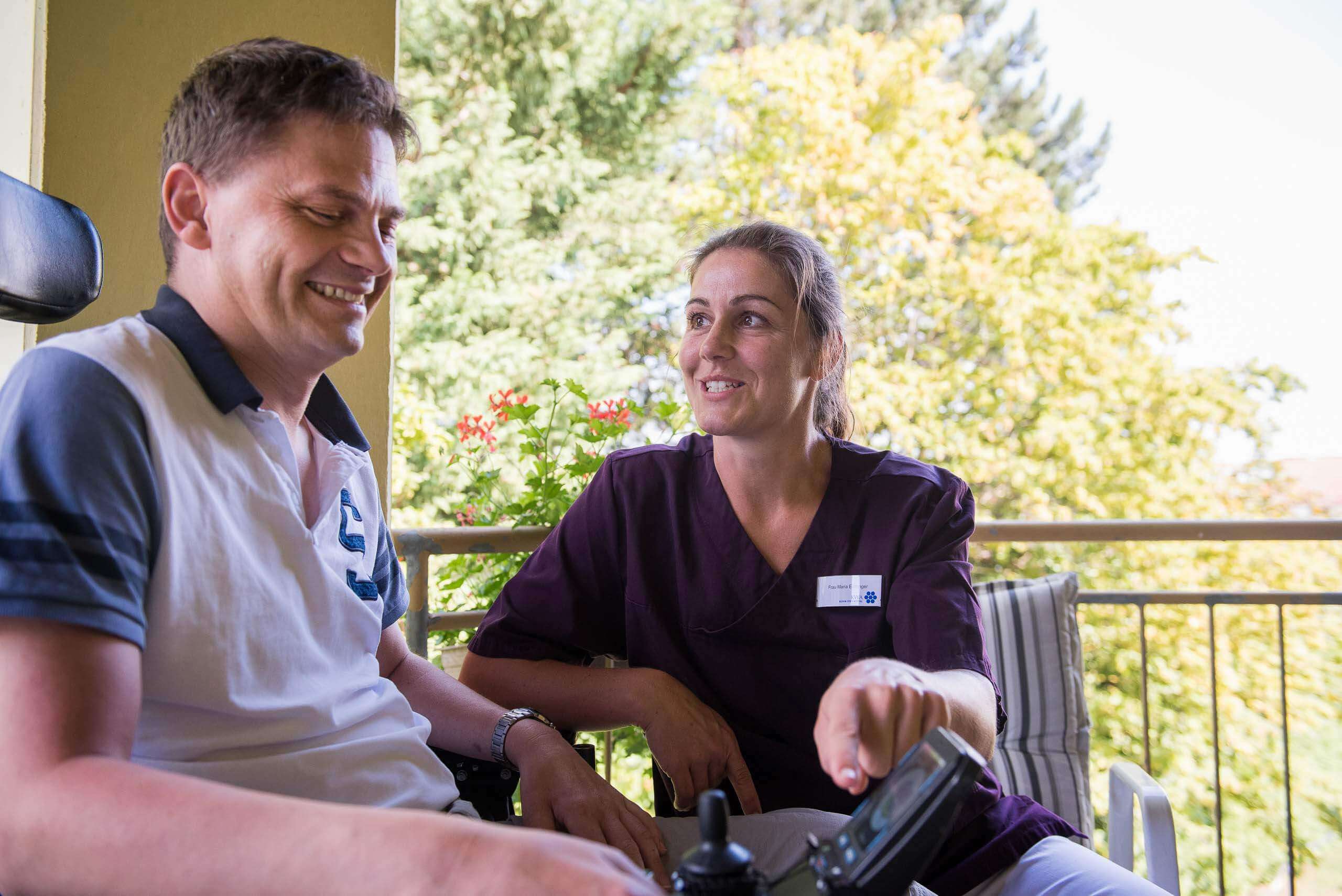 Pflegefachkraft Maria Eichinger bei der Arbeit mit einem Patienten. Pflegefachkraft Maria Eichinger bei der Arbeit mit einem Patienten.