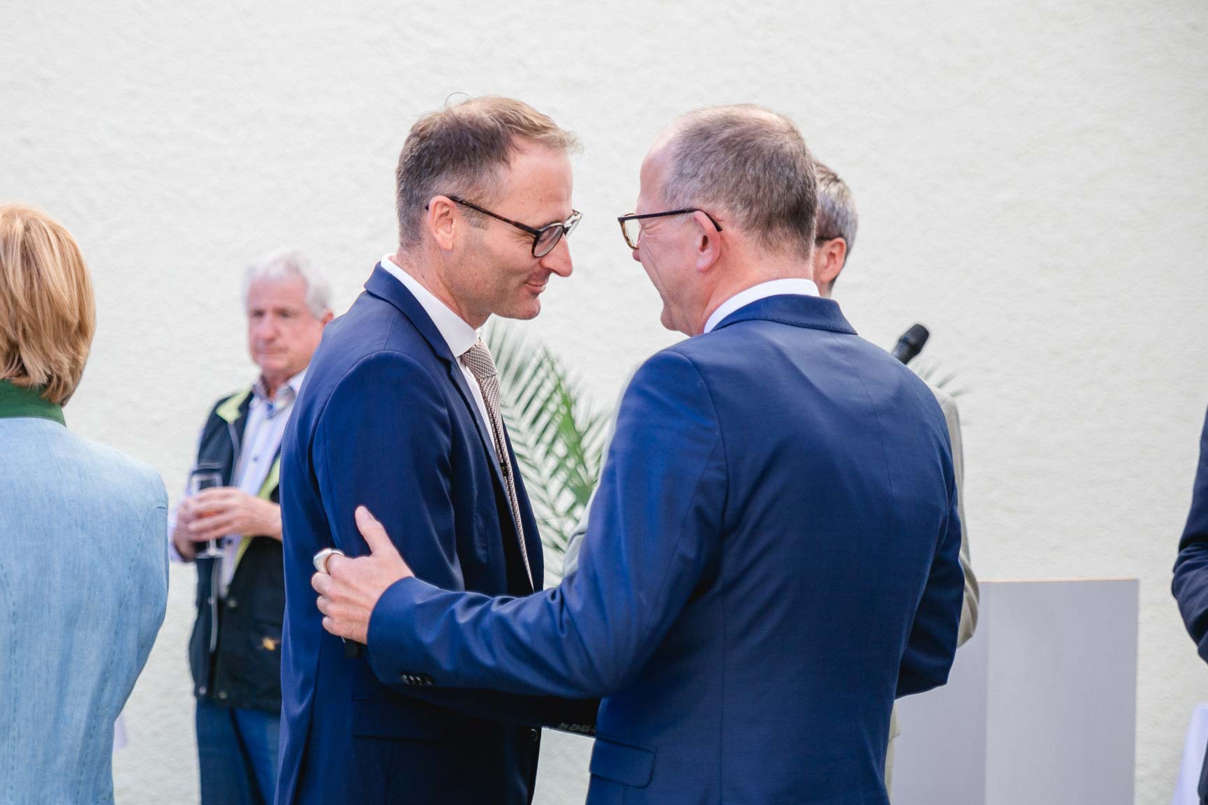 KWA Vorstand Dr. Stefan Arend (rechts) im Gespräch mit Klinikleiter Michael Hisch.