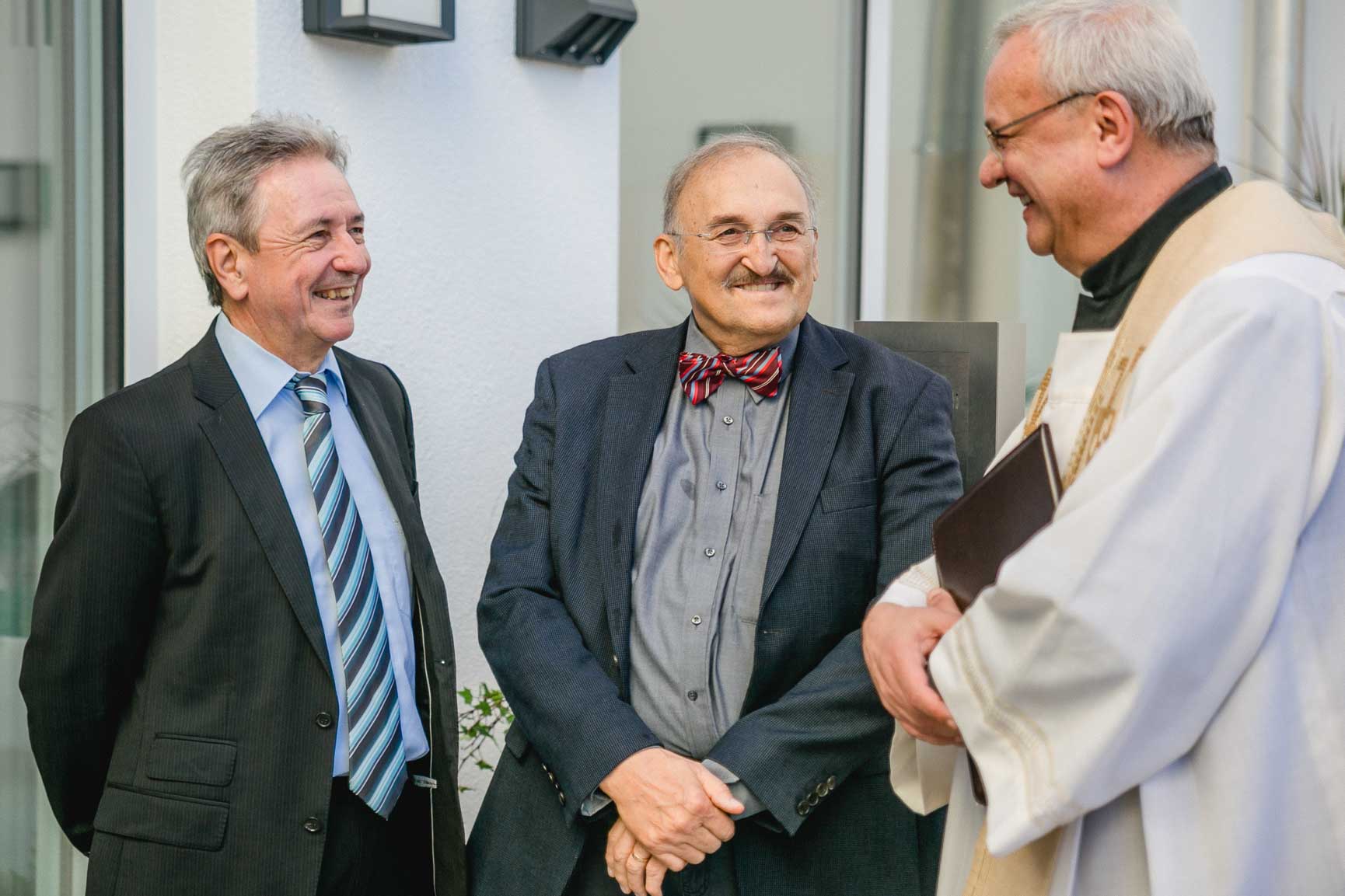Der Passauer Domkapitular Gerhard Auer (rechts) mit dem ehemaligen Chefarzt Dr. Christoph Garner (Mitte) und einem Gast.