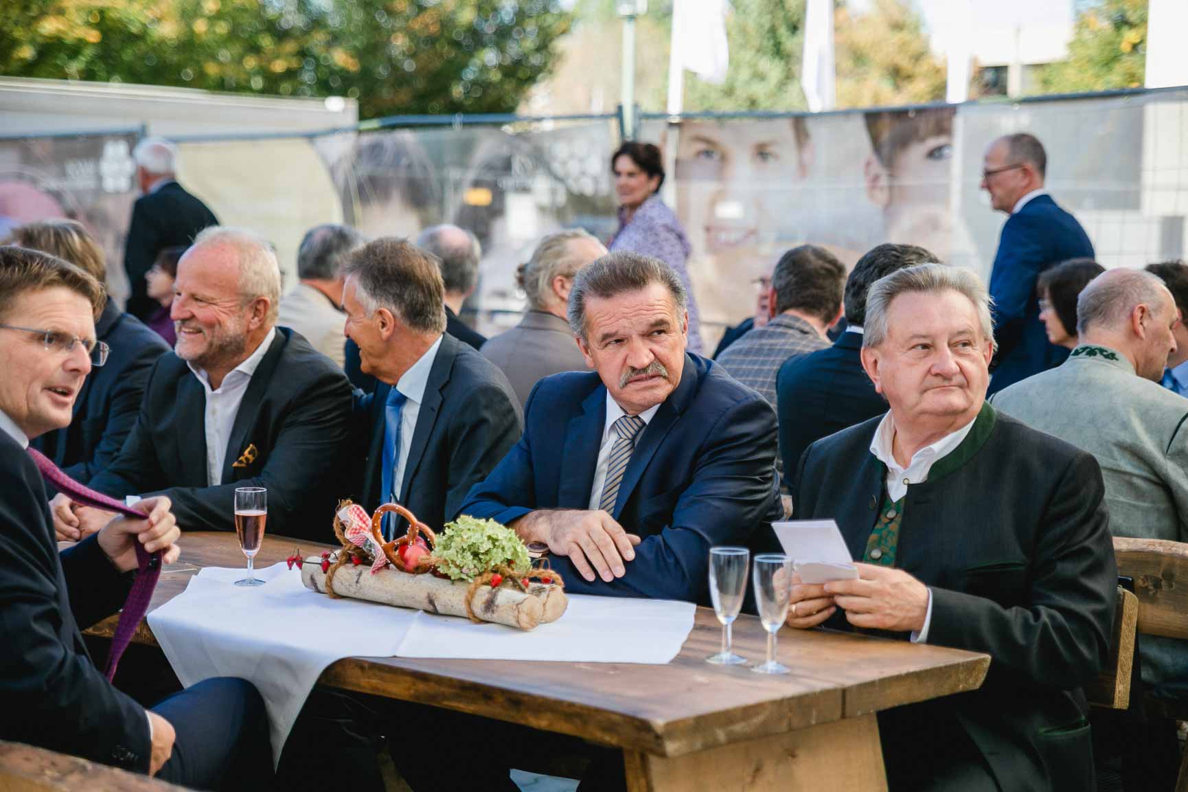 Landrat Franz Meyer (ganz rechts) und Jürgen Fundke, Erster Bürgermeister von Bad Griesbach.