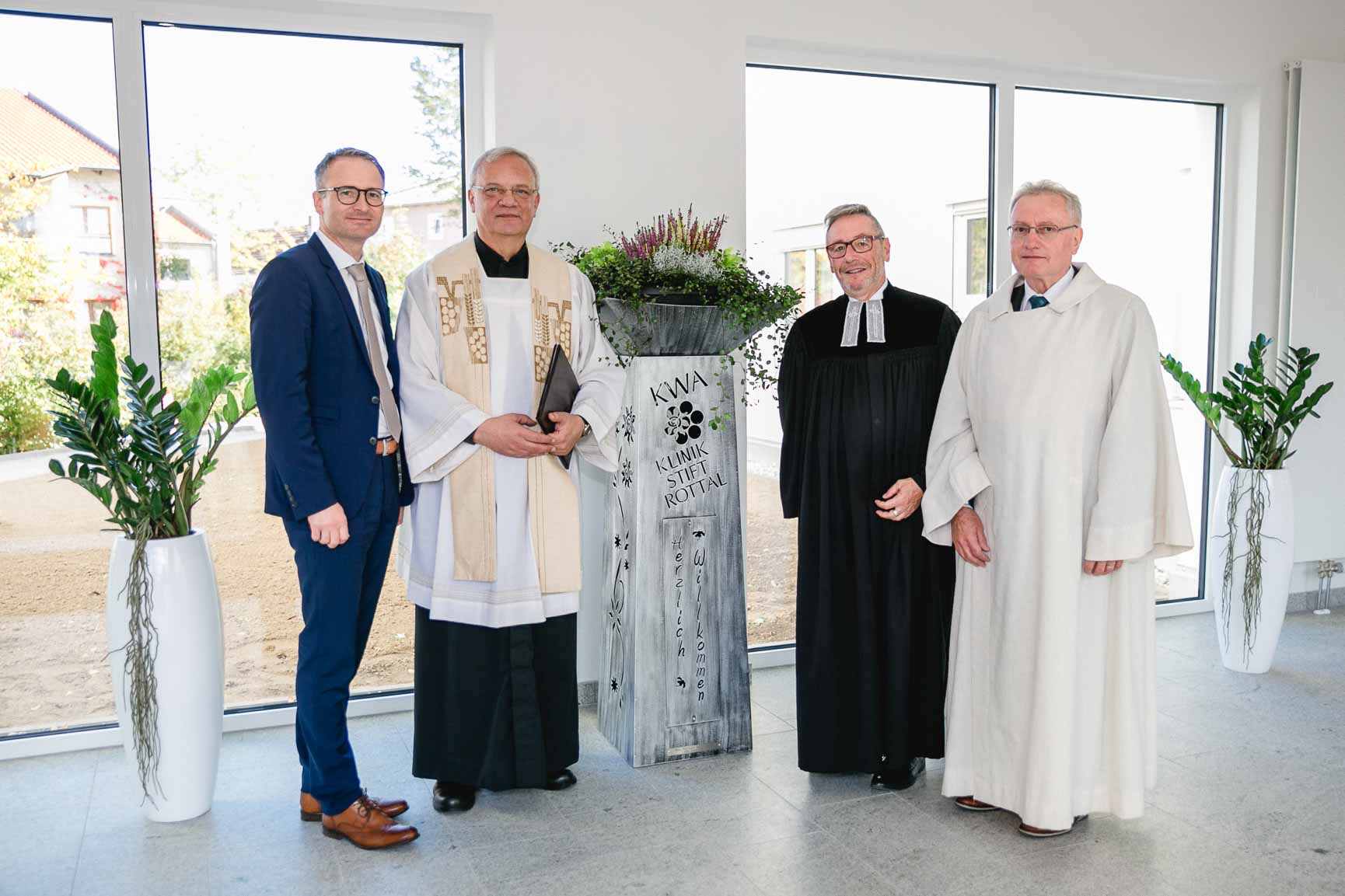 Michael Hisch (Klinikleiter), Gerhard Auer (Passauer Domkapitular), Klaus Stolz (Ev. Stadtpfarrer), Sebastian Friedlsperger (Klinikseelsorger) (v.l.n.r.)