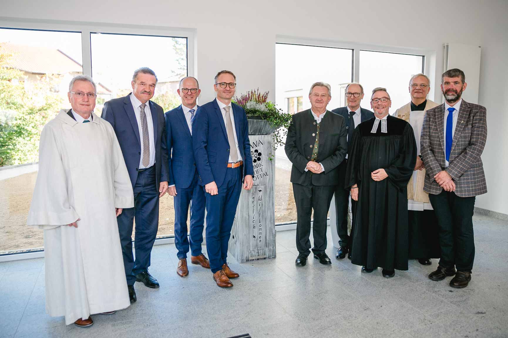 Von links: Sebastian Friedlsperger (Klinikseelsorger), Jürgen Fundke (Erster Bürgermeister), Dr. Stefan Arend (KWA Vorstand), Michael Hisch (Klinikleiter), Franz Meyer (Landrat), Horst Schmieder (KWA Vorstand), Klaus Stolz (Ev. Stadtpfarrer), Gerhard Auer (Passauer Domkapitular), Roland Burger (Pfarrvikar).