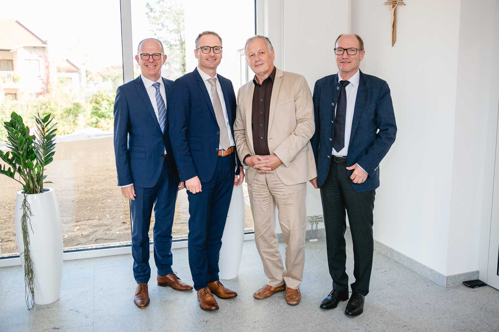 Stefan Arend (KWA Vorstand), Michael Hisch (Klinikleiter), Gerhard Schaller (Leiter KWA Immobilien und Bau) und Horst Schmieder (KWA Vorstand).