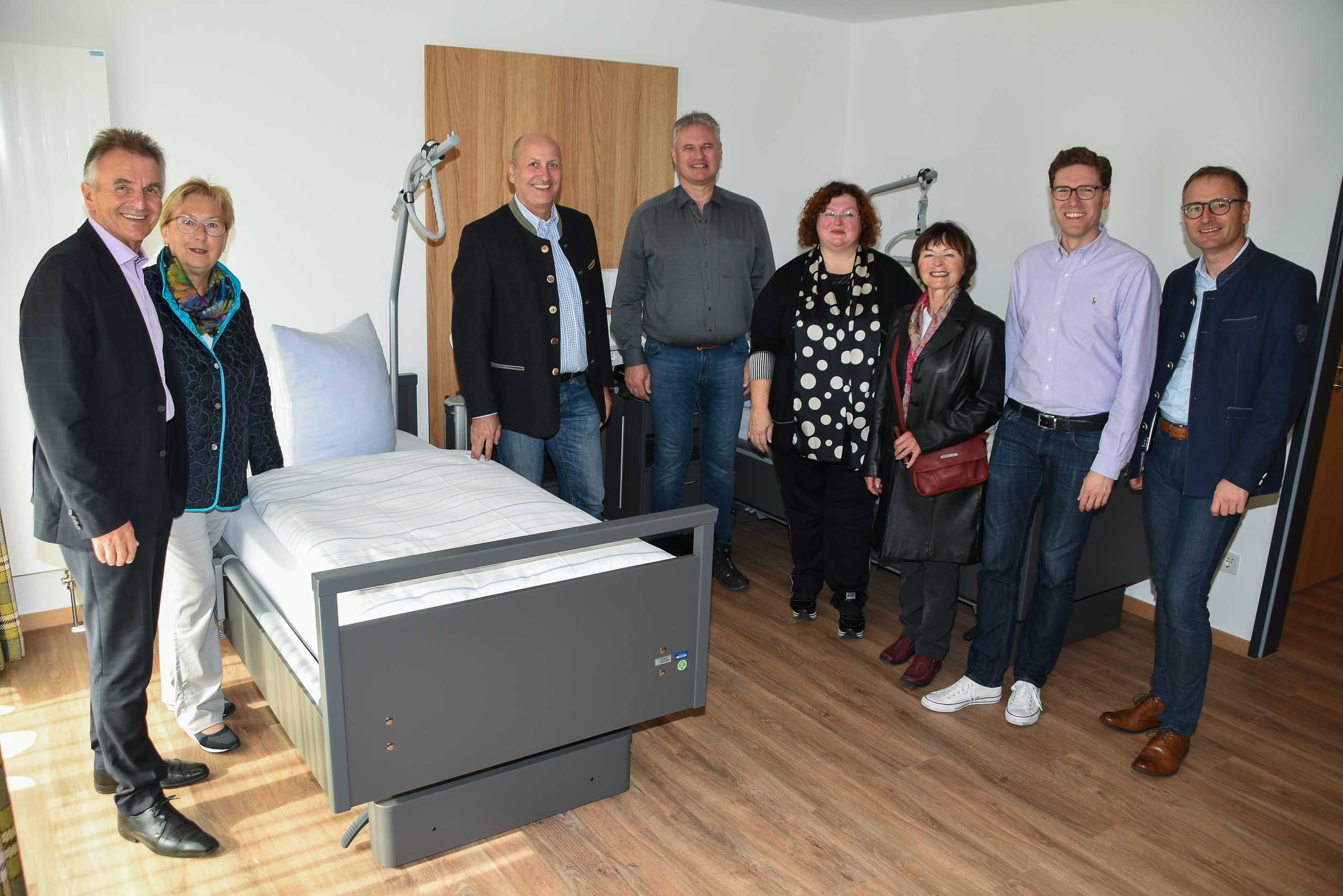 Am Tag der offenen Tür in der KWA Klinik Stift Rottal begrüßt Klinikleiter Michael Hisch prominente Gäste im neuen Erweiterungsbau.