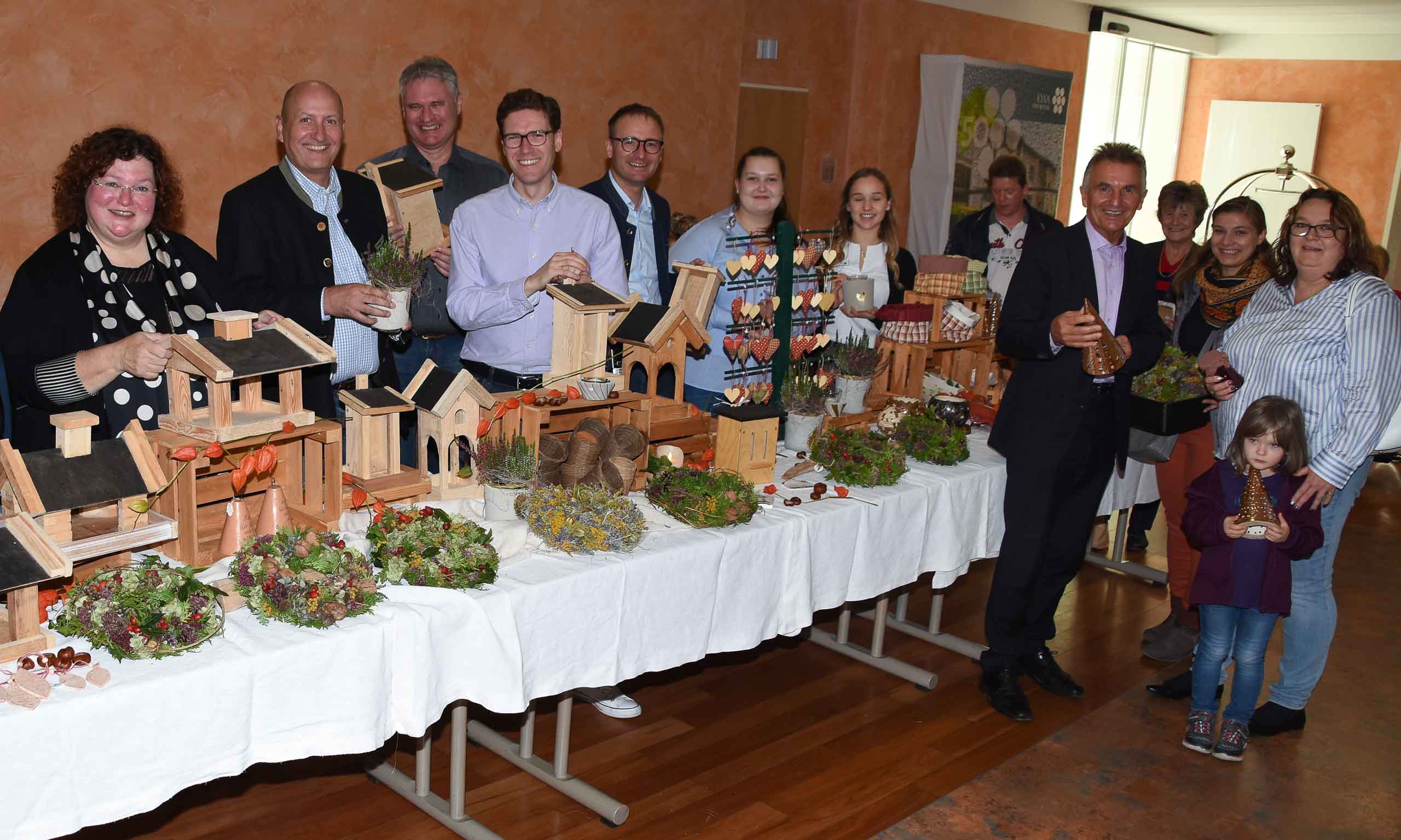 Am Tag der offenen Tür in der KWA Klinik Stift Rottal erfreuen sich die Gäste an handgemachten Produkten, die von den Bewohnern des KWA Stifts Rottal gefertigt wurden.